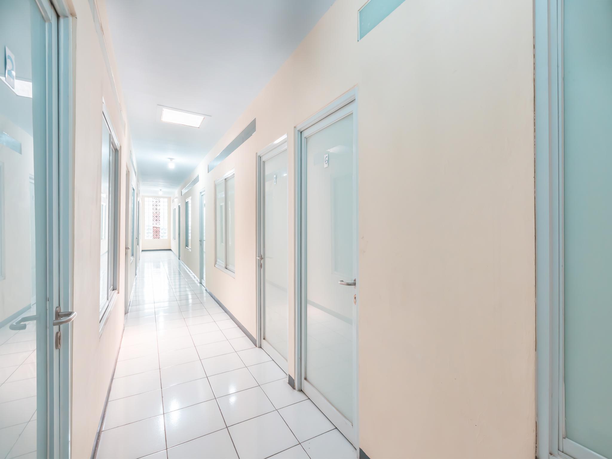 J&B Rooms Pramuka Jakarta Mitra Reddoorz Экстерьер фото