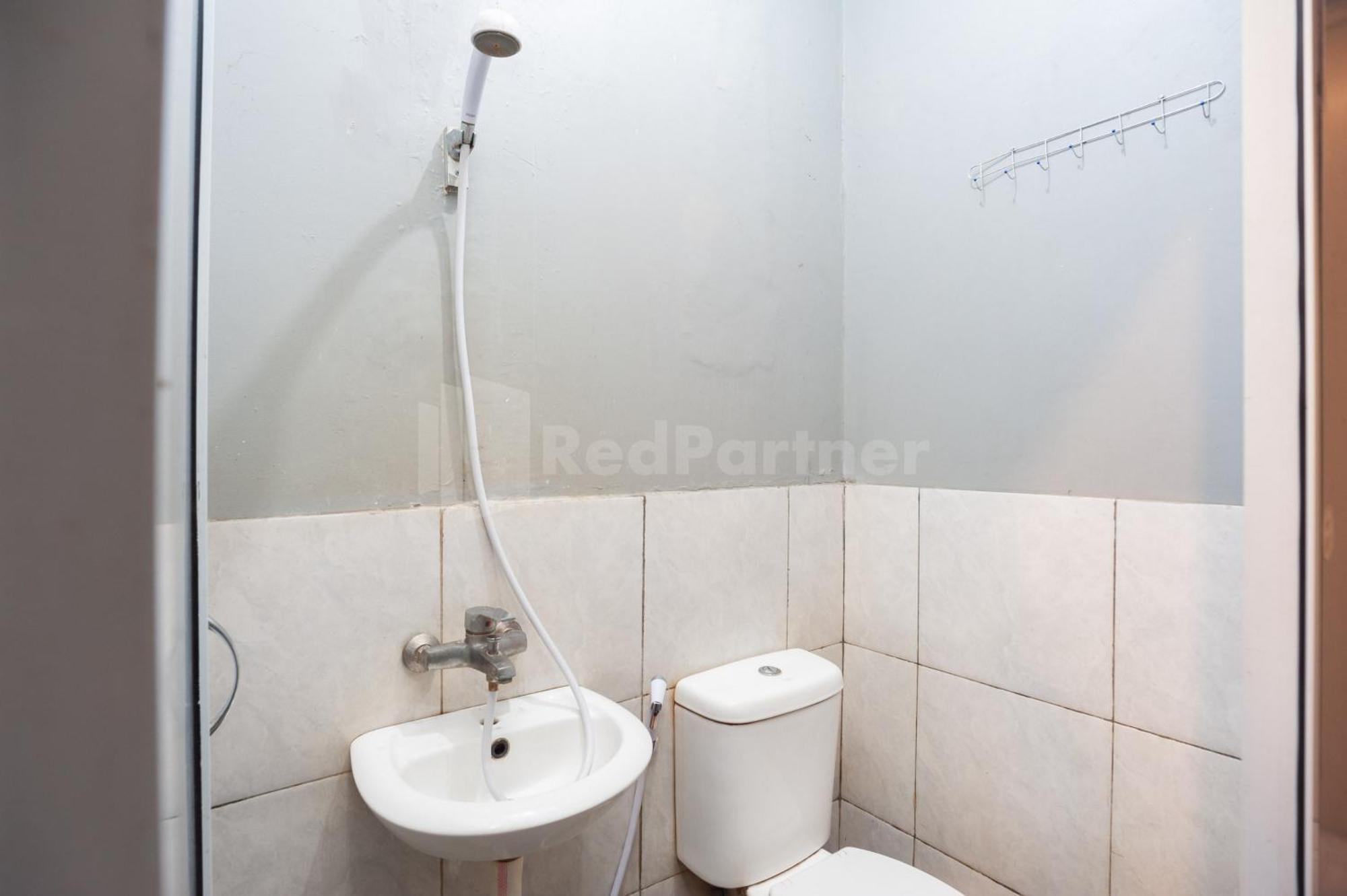 J&B Rooms Pramuka Jakarta Mitra Reddoorz Экстерьер фото