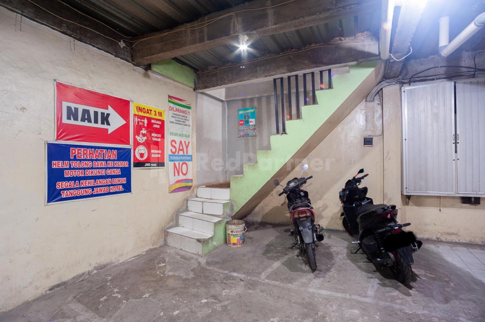 J&B Rooms Pramuka Jakarta Mitra Reddoorz Экстерьер фото