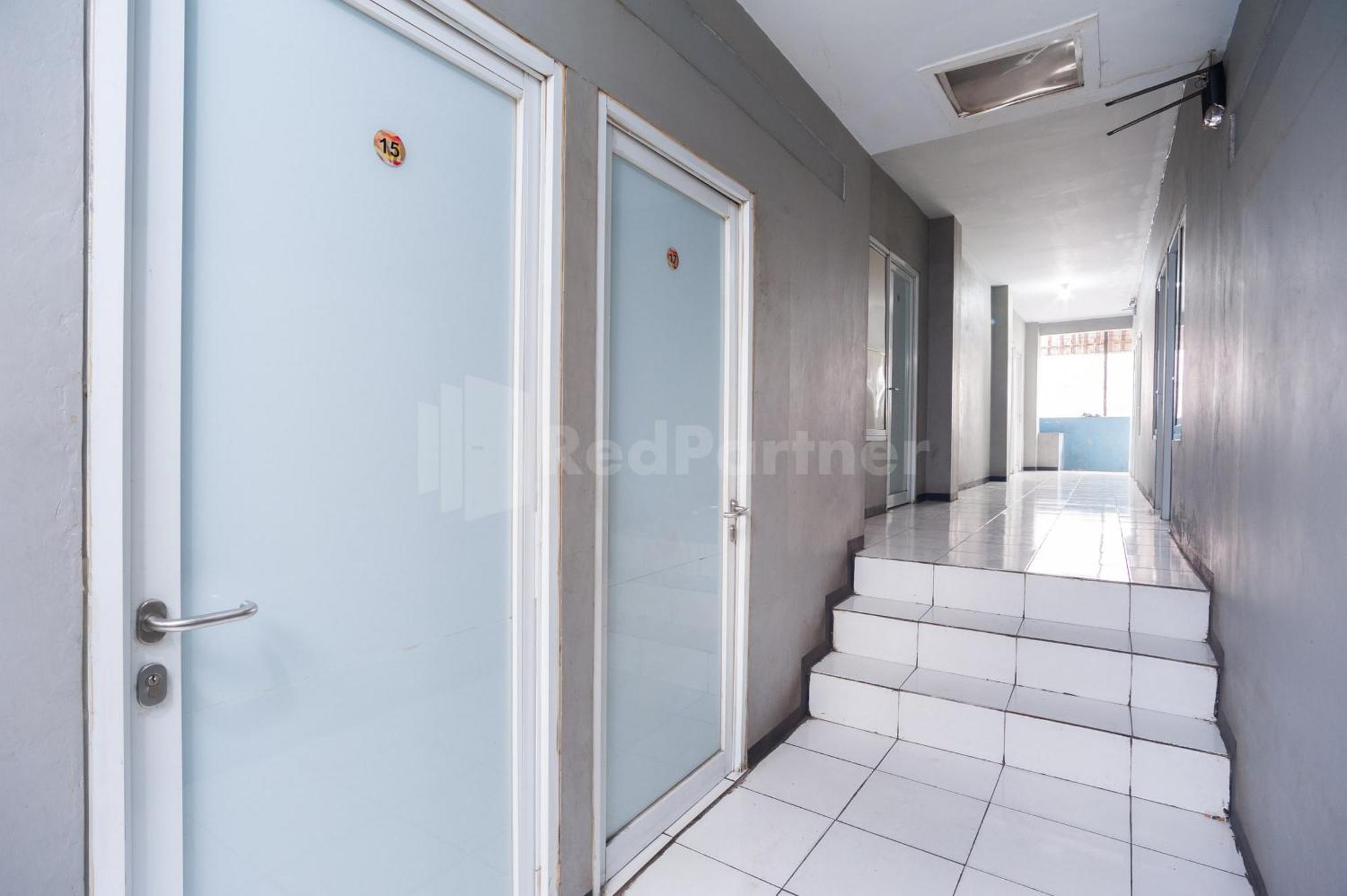 J&B Rooms Pramuka Jakarta Mitra Reddoorz Экстерьер фото