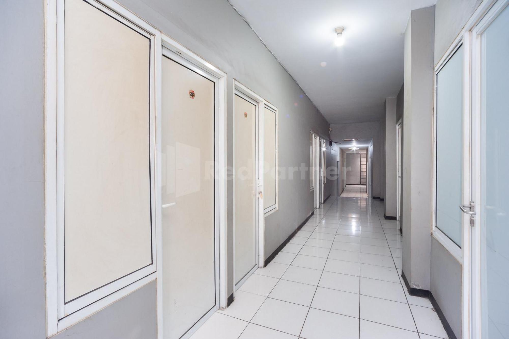 J&B Rooms Pramuka Jakarta Mitra Reddoorz Экстерьер фото