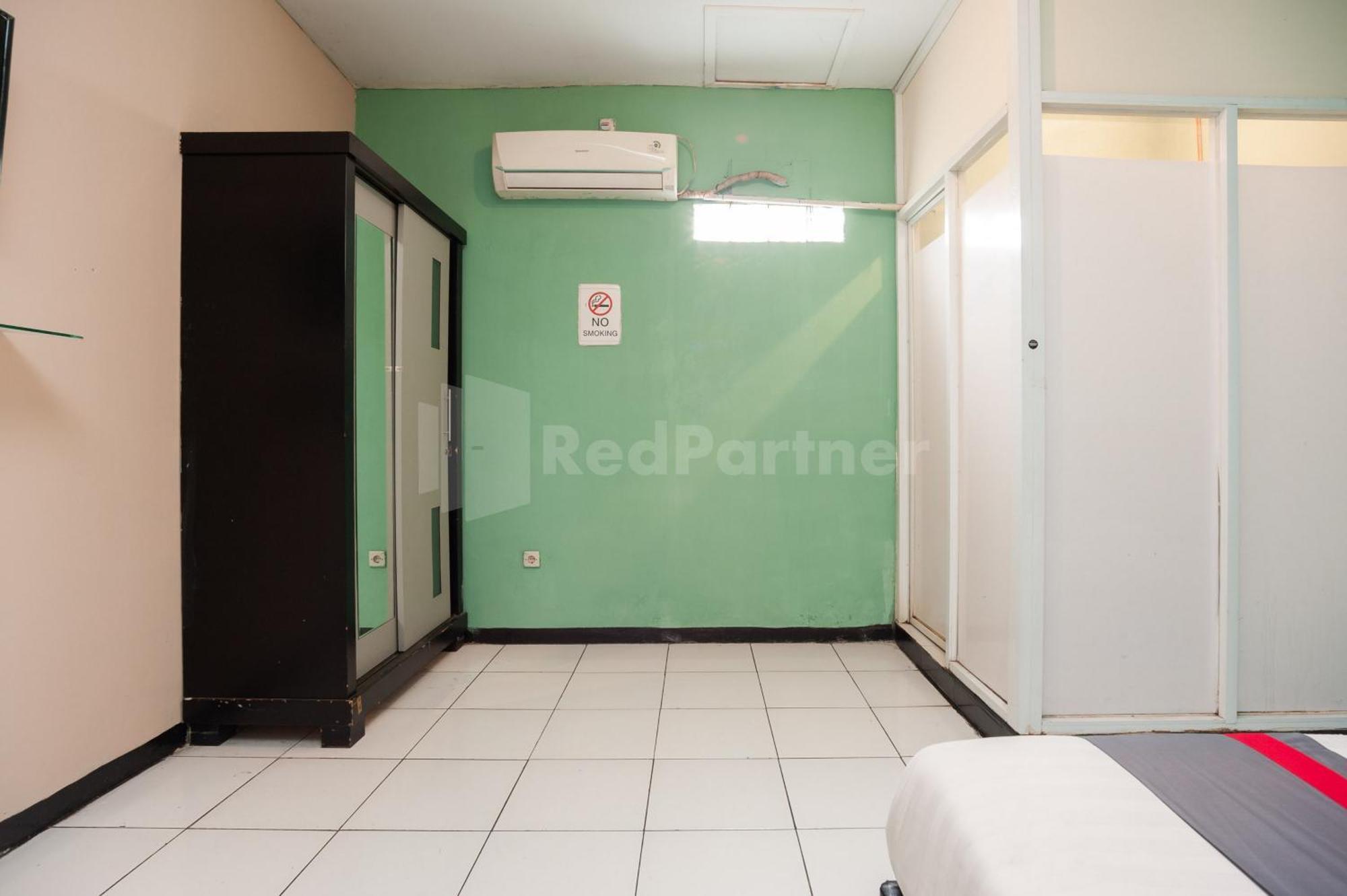 J&B Rooms Pramuka Jakarta Mitra Reddoorz Экстерьер фото
