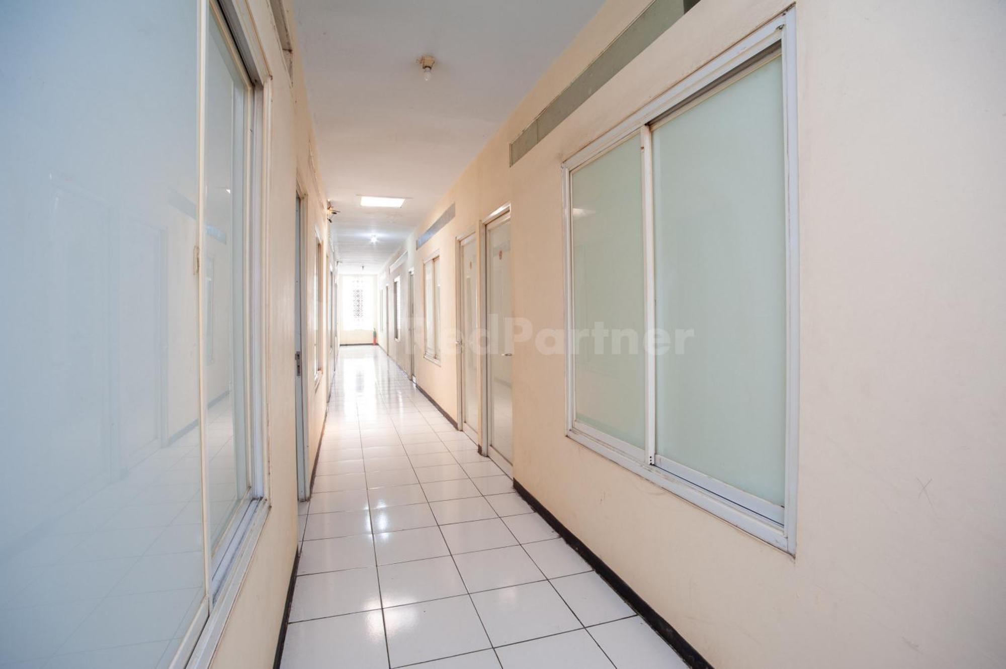 J&B Rooms Pramuka Jakarta Mitra Reddoorz Экстерьер фото