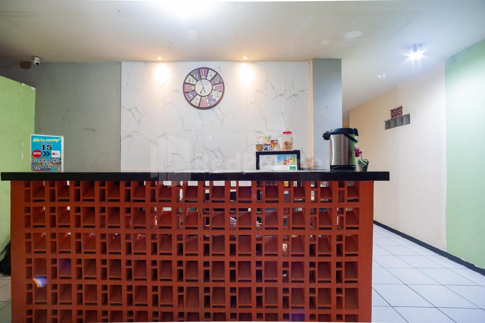 J&B Rooms Pramuka Jakarta Mitra Reddoorz Экстерьер фото
